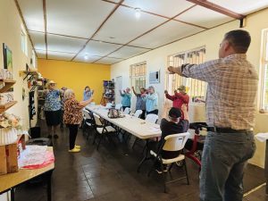 RECIBEN ADULTOS MAYORES ACTIVACIÓN FÍSICA EN CASA DE LOS ABUELOS