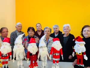 ABUELITOS DE LA CASA DEL ADULTO MAYOR REALIZAN MANUALIDADES NAVIDEÑAS