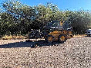 CONTINÚAN AVANCES EN EL BACHEO Y REHABILITACIÓN DE LA CARRETERA ESTATAL 20