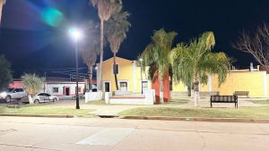 INSTALA GOBIERNO MUNICIPAL DE SAHUARIPA NUEVAS LUMINARIAS EN LA PLAZA DEL GRAN SISIBUTARI