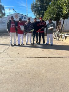 ALCALDE DE SAHUARIPA ENTREGA MATERIAL DEPORTIVO AL EQUIPO RANCHEROS