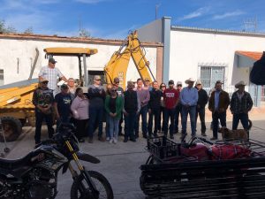 GOBIERNO MUNICIPAL DE SAHUARIPA PONE A DISPOSICIÓN RETROEXCAVADORA A COMITÉ DE PRODUCTORES