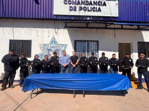 ENTREGA ALCALDE UNIFORMES A ELEMENTOS DE SEGURIDAD PÚBLICA