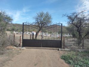 INSTALA AYUNTAMIENTO PORTÓN DE HERRERÍA EN EL CEMENTERIO DEL VALLE DE TACUPETO